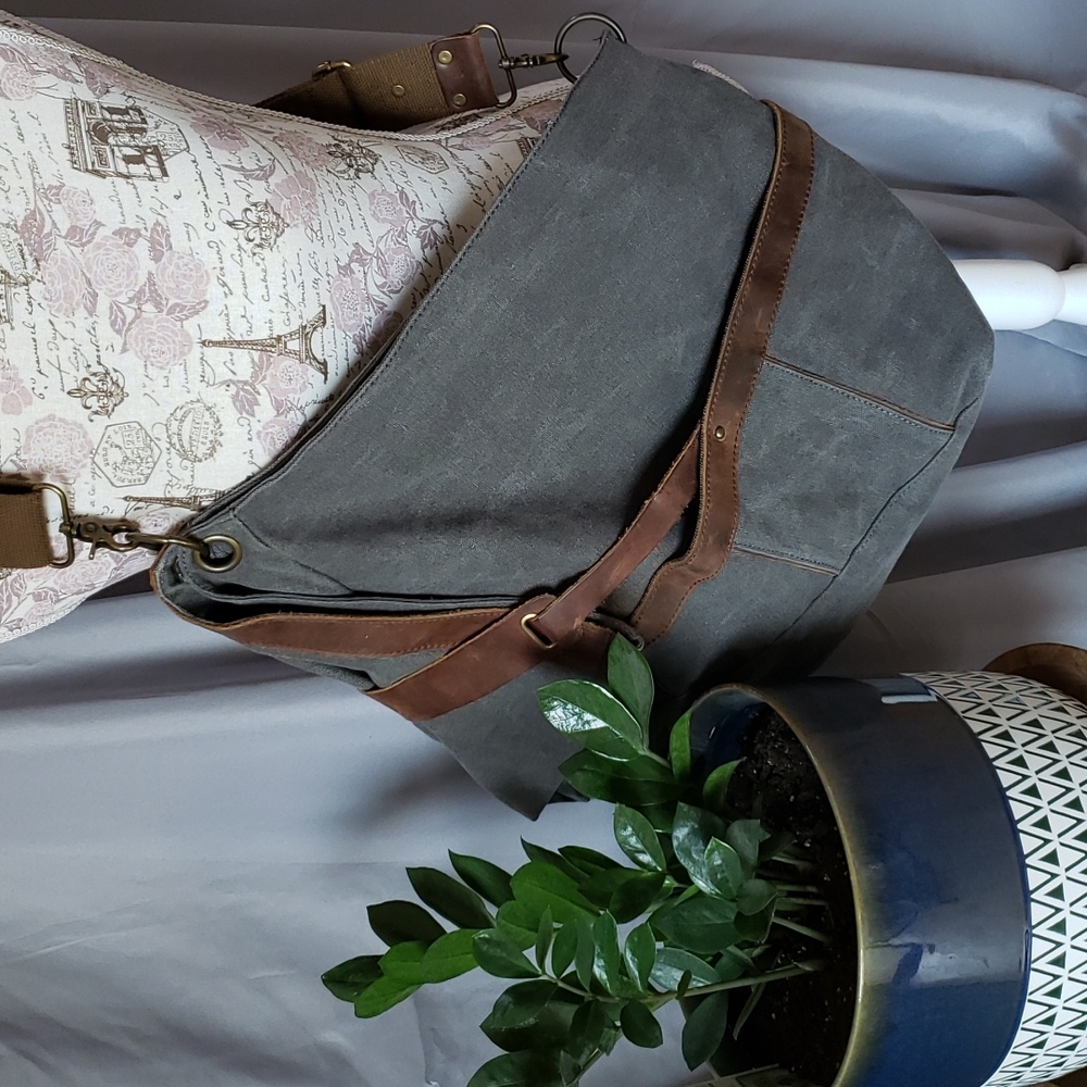 Canvas shoulder bag